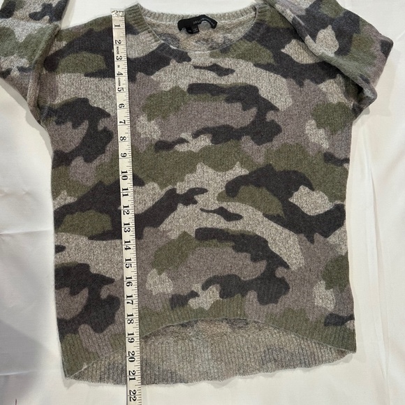 360 CASHMERE Green and Gray Camo Print Knit Sweater - Size XS. - Picture 14 of 15